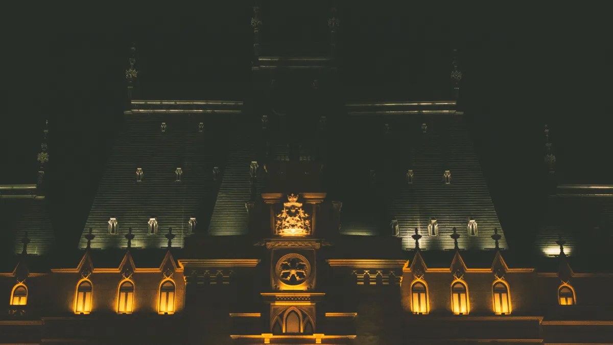 Palatul Culturii din Iași, iluminat pe timpul nopții.