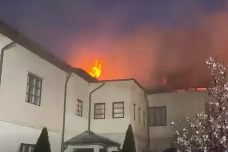Incendiu puternic la Mănăstirea Bistrița (sursa: Facebook/ISU Valcea)