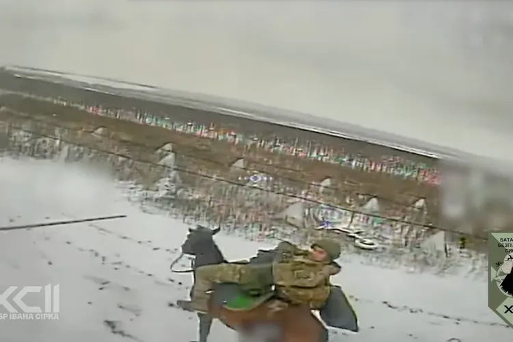 Soldații ruși atacă pozițiile ucrainene pe cai. După întâlnirea cu dronele, doar caii au scăpat (sursa: Facebook/General Staff of the Armed Forces of Ukraine)