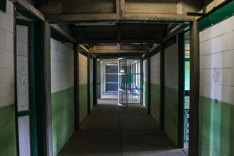 Deținut, despăgubit pentru aglomerația din penitenciar: traficantul de persoane a primit 10.000 de lei