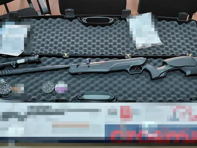 Armă și muniție, pe Aeroportul din Cluj (sursa: Facebook/Autoritatea Vamală Română)