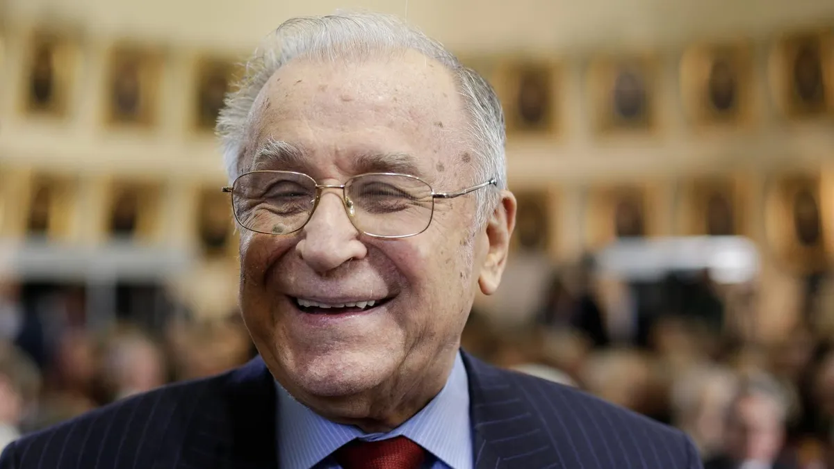 Iliescu rămâne internat la terapie intensivă (sursa: Inquam Photos/Octav Ganea)