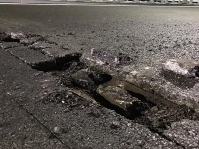 CNAIR, amendată pentru gropile de pe autostradă, care avariază mașinile. Amenda, ridicol de mică