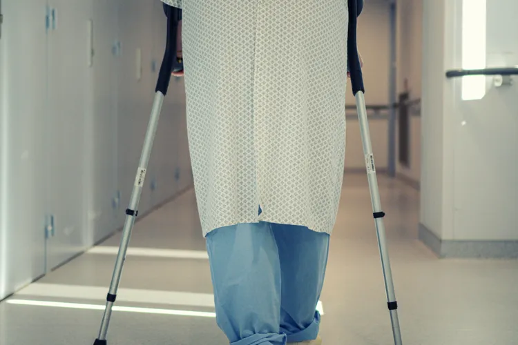 Recuperare medicală decontată pentru pensionari în 2026: internare prin CNAS, fără bilet de la Casa de Pensii