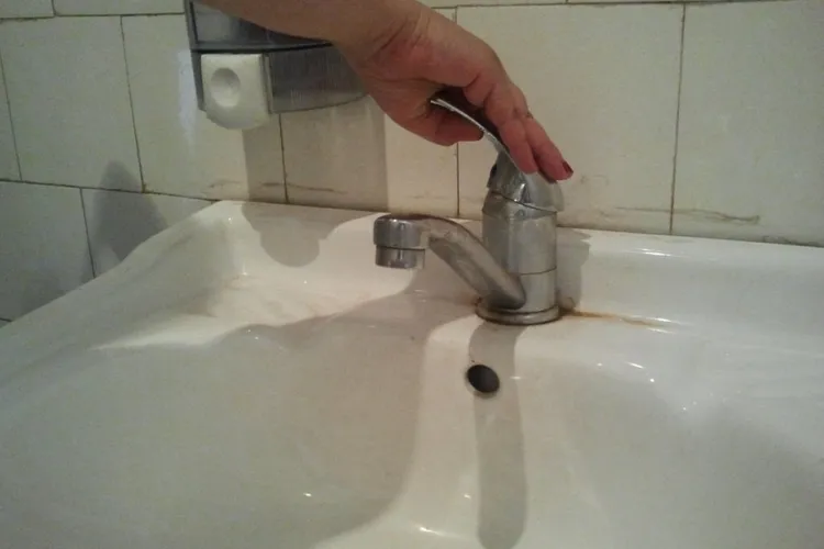 Viața la bloc: nevoile se fac în pungă și se duc la gunoi, apa rece a fost tăiată de zece zile (sursa: ziaruldeiasi.ro)