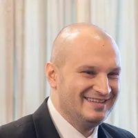 Marioneta pe mâna căruia România lasă 10 miliarde de euro din fonduri SAFE: lacheul lui Oprea (PSD) (sursa: Facebook/Razvan Pîrcălăbescu)