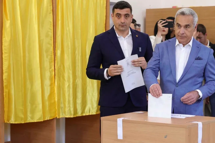 Georgescu îl ia părintește, de sus, pe Simion Foto: Inquam/Octav Ganea