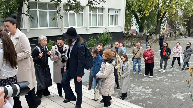 Imagini virale cu Maia Sandu stând la coadă Foto: Jurnal.md