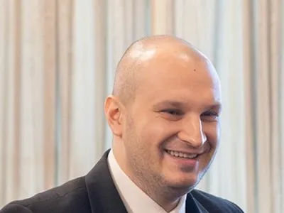 Marioneta pe mâna căruia România lasă 10 miliarde de euro din fonduri SAFE: lacheul lui Oprea (PSD) (sursa: Facebook/Razvan Pîrcălăbescu)