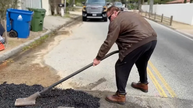 Arnold Schwartzenegger termină cu o groapă de pe strada sa