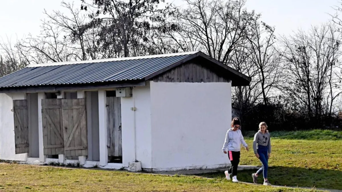 Începe școala, cu toalete în curte (sursa: ziaruldeiasi.ro)