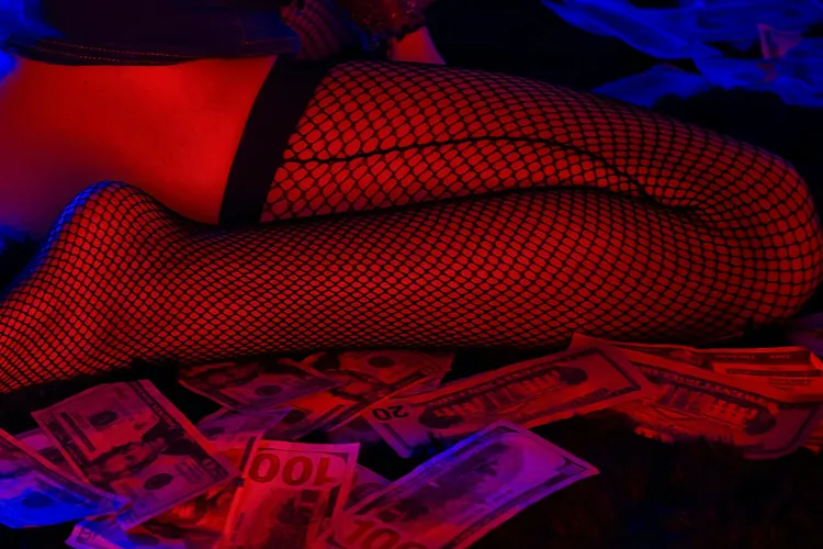 Statul ar putea încasa sute de milioane de euro anual din taxarea prostituției. Cum se face calculul