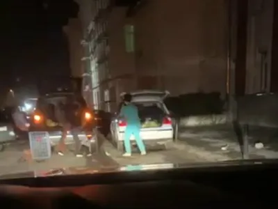 Infirmieră de la SJU Târgu Jiu, surprinsă încărcând varză într-o mașină Foto: Captură video