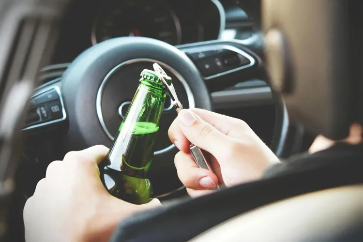 Șofer beat s-a predat singur poliției (sursa: Pexels/energepic.com)