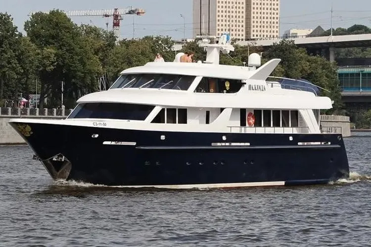 Petrecere în bikini pe yachtul patriarhului Kiril al Rusiei  Foto: Twitter