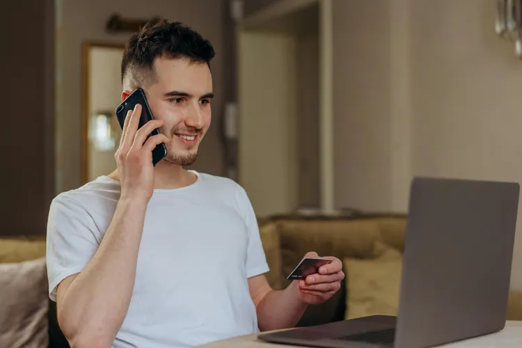 Cum îți protejezi banii online – ghid practic BT de evitare a fraudelor (sursa: Pexels/Mikhail Nilov)