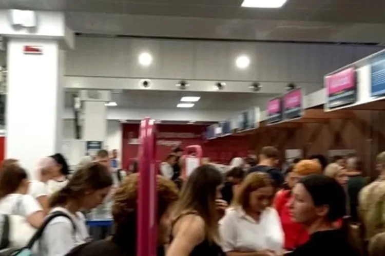 Sute de români, abandonaţi de Wizz (sursa: ziaruldeiasi.ro)