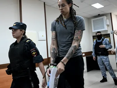 "Negustorul morții", Viktor Bout, spre Moscova, la schimb cu Brittney Griner (sursa: vanityfair.com)