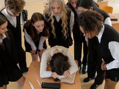 Uniforma obligatorie ar reduce bullying-ul, susține PSD. Experiența europeană și studiile din SUA arată contrariul