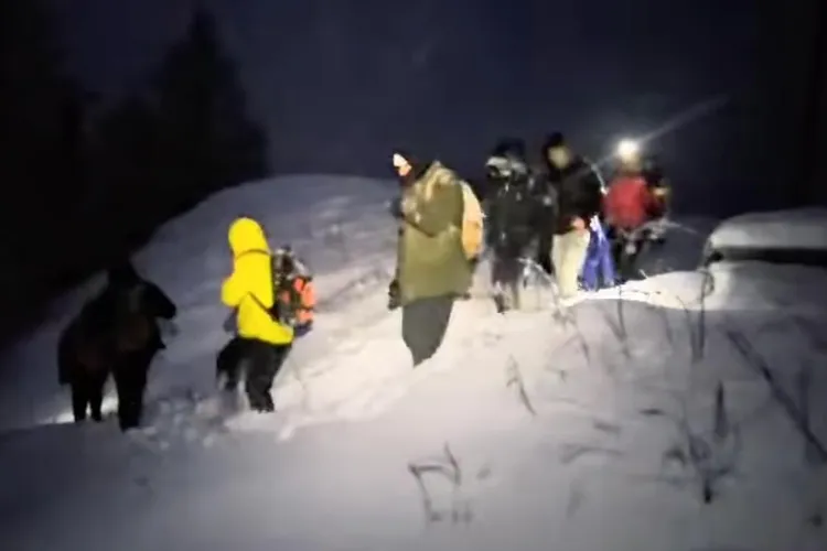 Au ignorat avertismentele să nu urce spre vârful Omu și au rămas blocați în întuneric și viscol pe munte. Risc mare de avalanșă