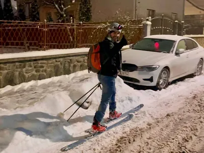 Cu schiurile pe străzile din Sibiu (sursa: Facebook/Thomas Roth)