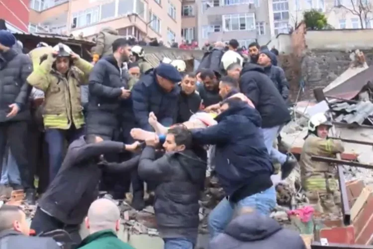 Explozie în Istanbul, două clădiri prăbușite (sursa: hurriet.com.tr)