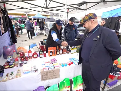 Filmare grotească cu Piedone luând o gustare  Foto: Captură video