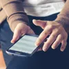 Și-a rugat colegul să-l ajute cu telefonul: acesta i-a furat peste 4.000 de euro din cont