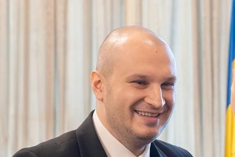 Marioneta pe mâna căruia România lasă 10 miliarde de euro din fonduri SAFE: lacheul lui Oprea (PSD) (sursa: Facebook/Razvan Pîrcălăbescu)