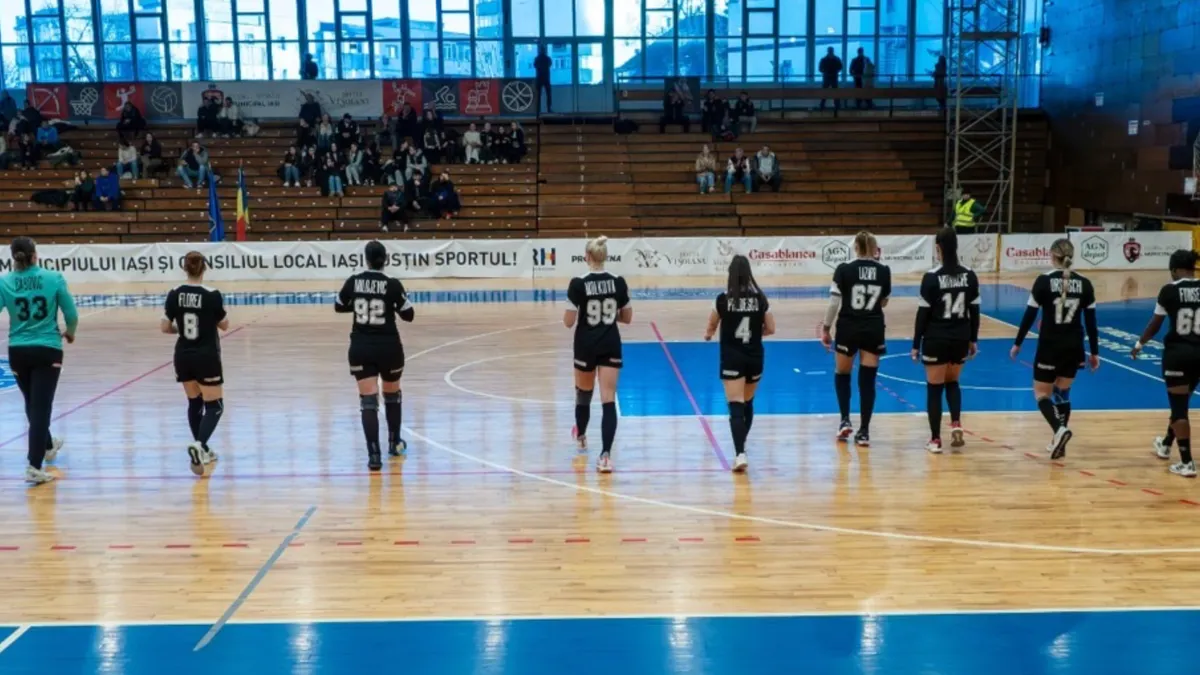 Sportivi aflați într-o sală de antrenament