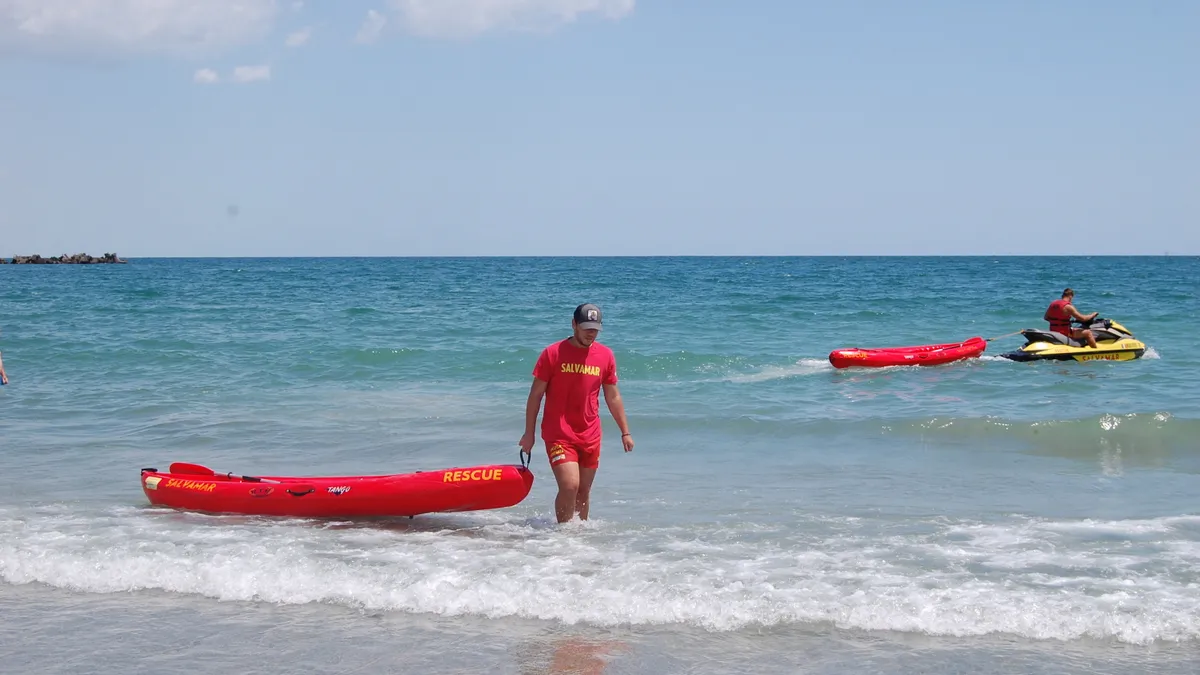 Doi salvamari în apă, cu bărci și skijet, pe plaja de la Mamaia, vara 2026