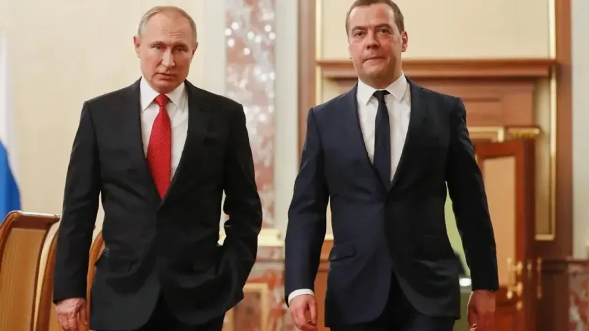 Putin îl decorează pe Dmitri Medvedev (sursa: TASS)