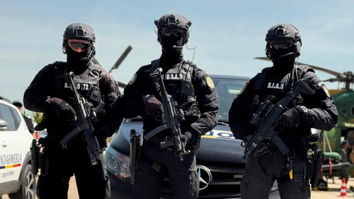 Trei polițiști români din trupele speciale, echipați complet și înarmați.