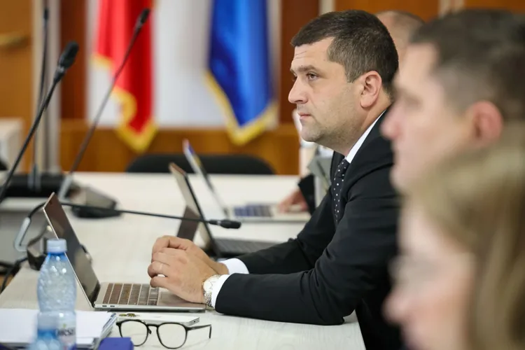 Miruță acuză numiri politizate la stat (sursa: Facebook/Radu Miruță)