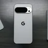 Cum arată telefonul care captează atenția fără să facă valuri in public (sursa: unsplash.com)