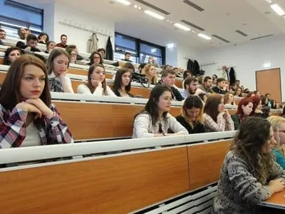 Studenți fericiți la 55 de ani (sursa: ziaruldeiasi.ro)