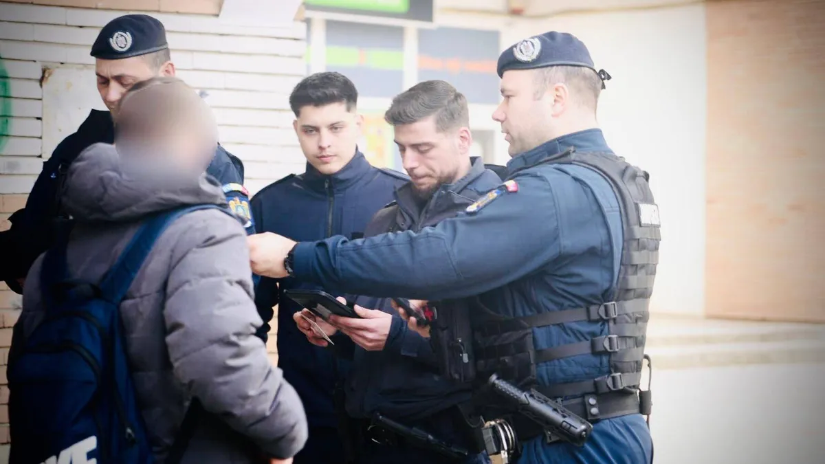 Chiriașa groazei a fost evacuată cu jandarmii din apartamentul pentru care nu mai avea contract (sursa: Facebook/Inspectoratul de Jandarmi Județean „Vasile Lupu" Iași)