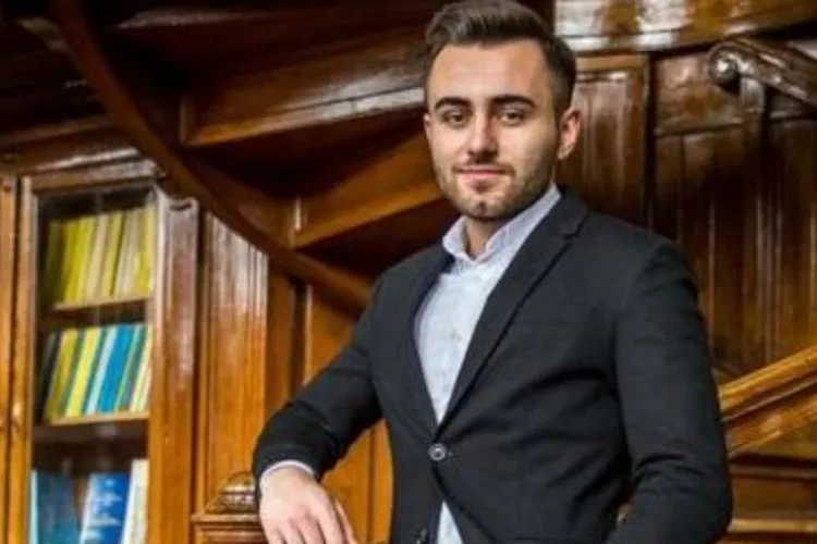 Se împlinesc doi ani de când trădătorul Baciu din USR îl ține pe Chirica stăpân în Iași: deși exclus din partid, Baciu își păstrează scaunul prin procese nesfârșite