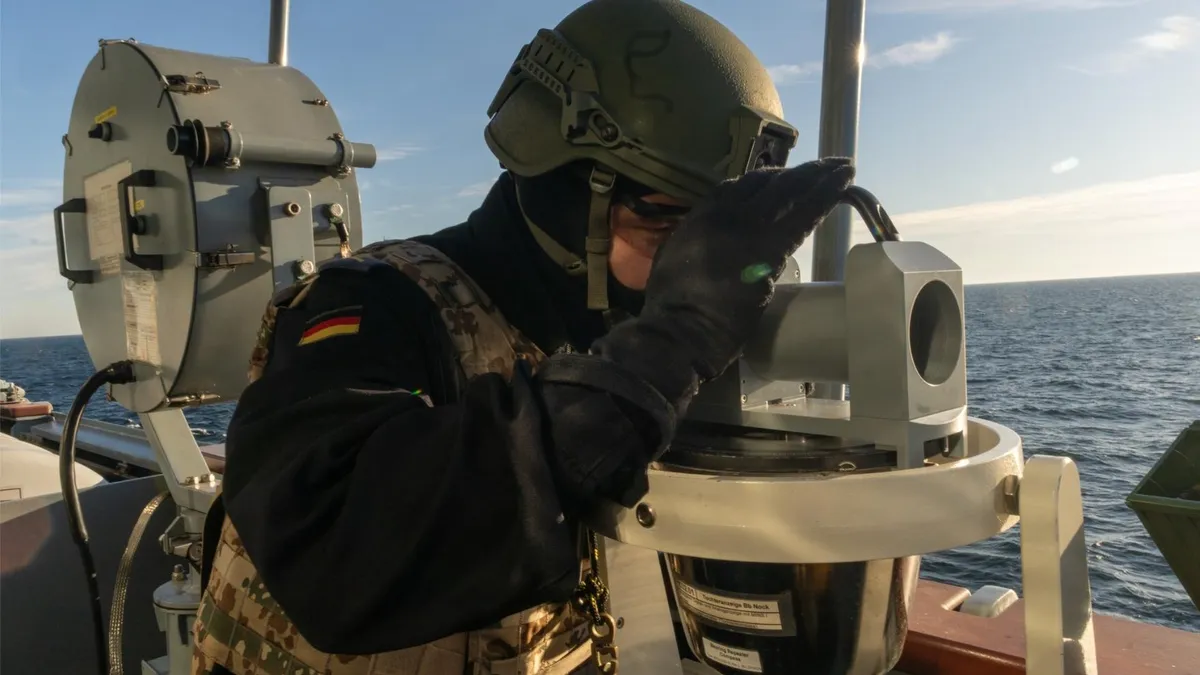 Fregată germană, survolată de avion rusesc (sursa: Facebook/Bundeswehr)