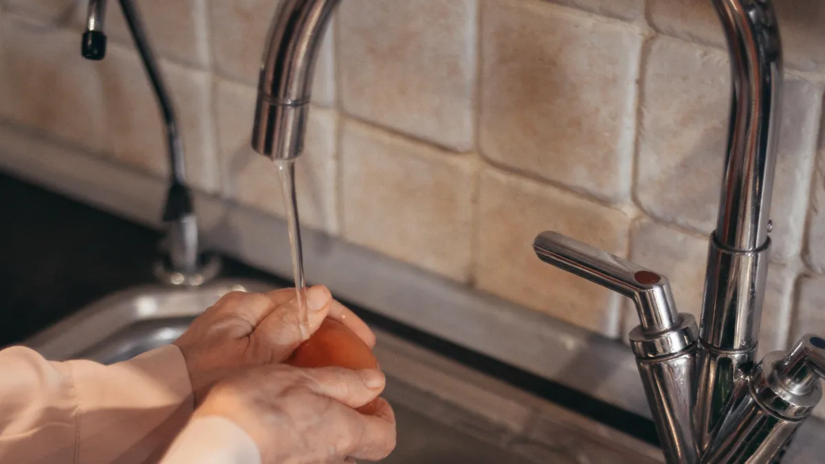 Pachetul cel mai scump apă-canalizare, Neamț (sursa: Pexels/Mikhail Nilov)