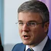 Ministrul USR Darău primește bani publici pentru șase cabinete parlamentare cu zero angajați. Ia și bani de transport, deși e plimbat gratuit de SPP (sursa: Facebook/Irineu Darău)