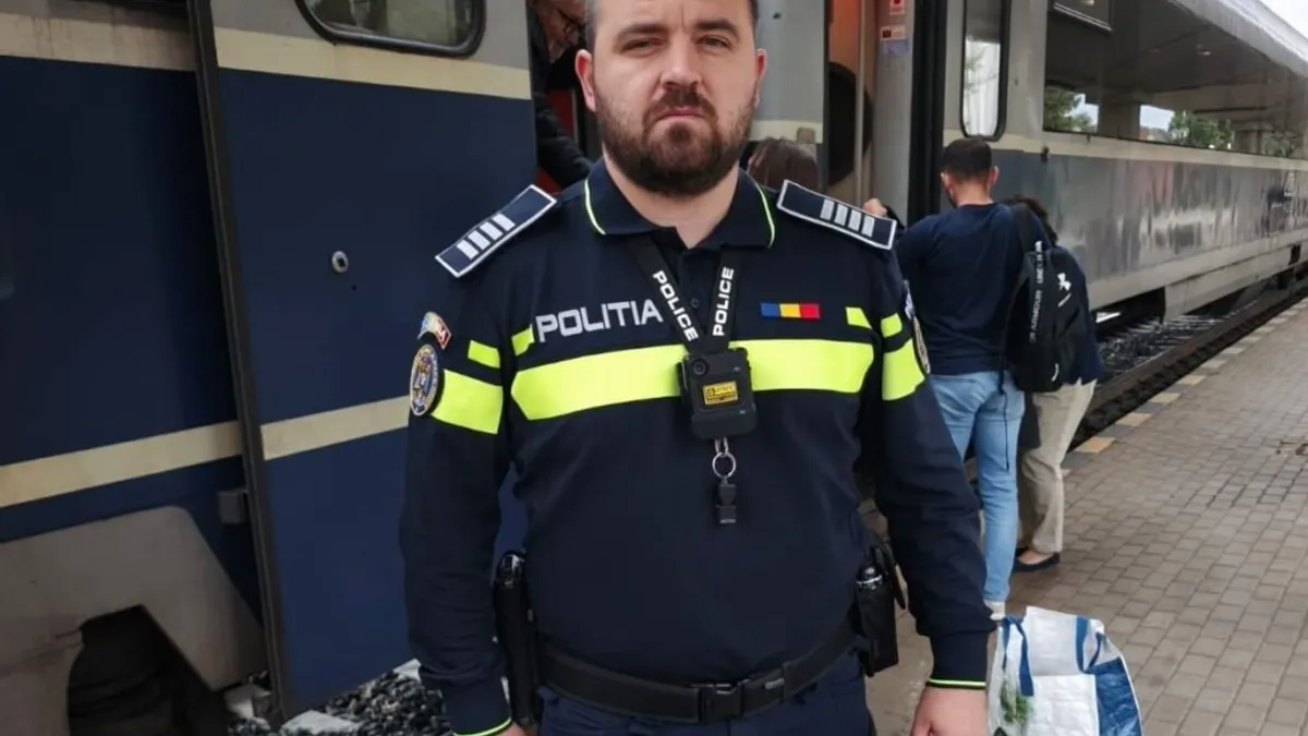 Polițistul care comunică prin limbajul semnelor (sursa: ziaruldeiasi.ro)