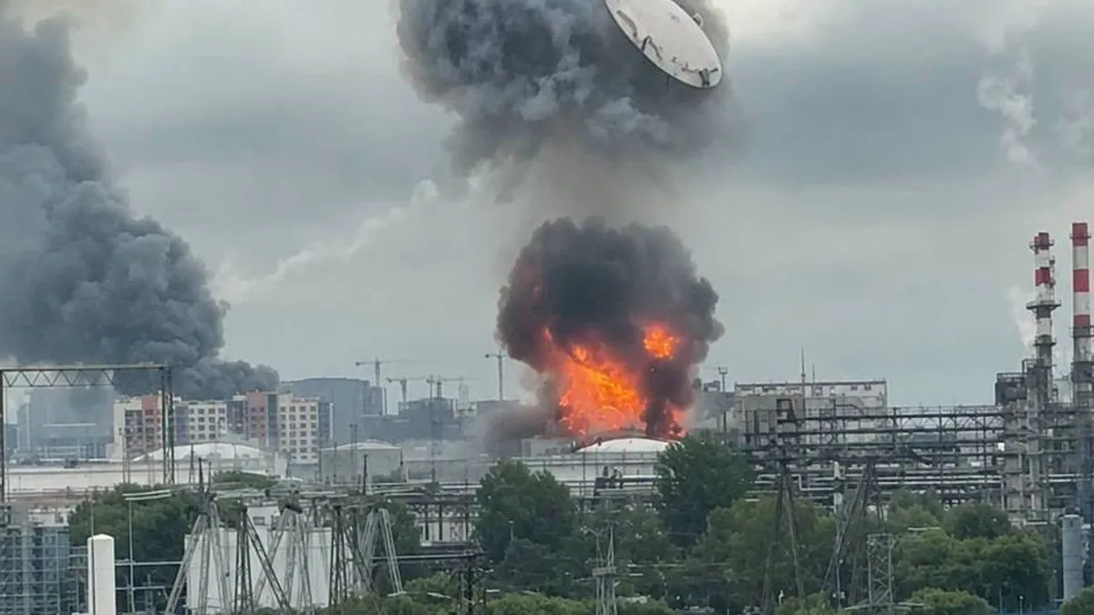 Explozia la rafinaria din Moscova a aruncat în aer un capac uriaș Foto: Facebook