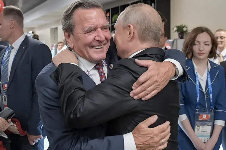 Fostul cancelar Schröder, preocupat doar ca Rusia să nu întrerupă furnizarea gazului către Germania