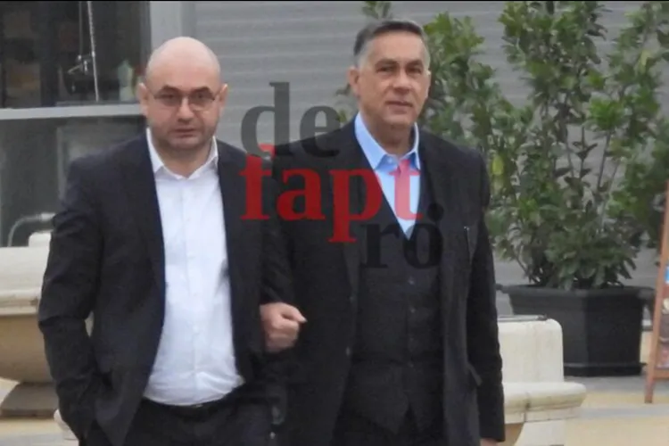 Colonelul Albăceanu (stânga) și cuscrul lui Călin Georgescu, Dan Mihai Neagu, ieșind relaxați dintr-un restaurant de lux din București (sursa: defapt.ro)