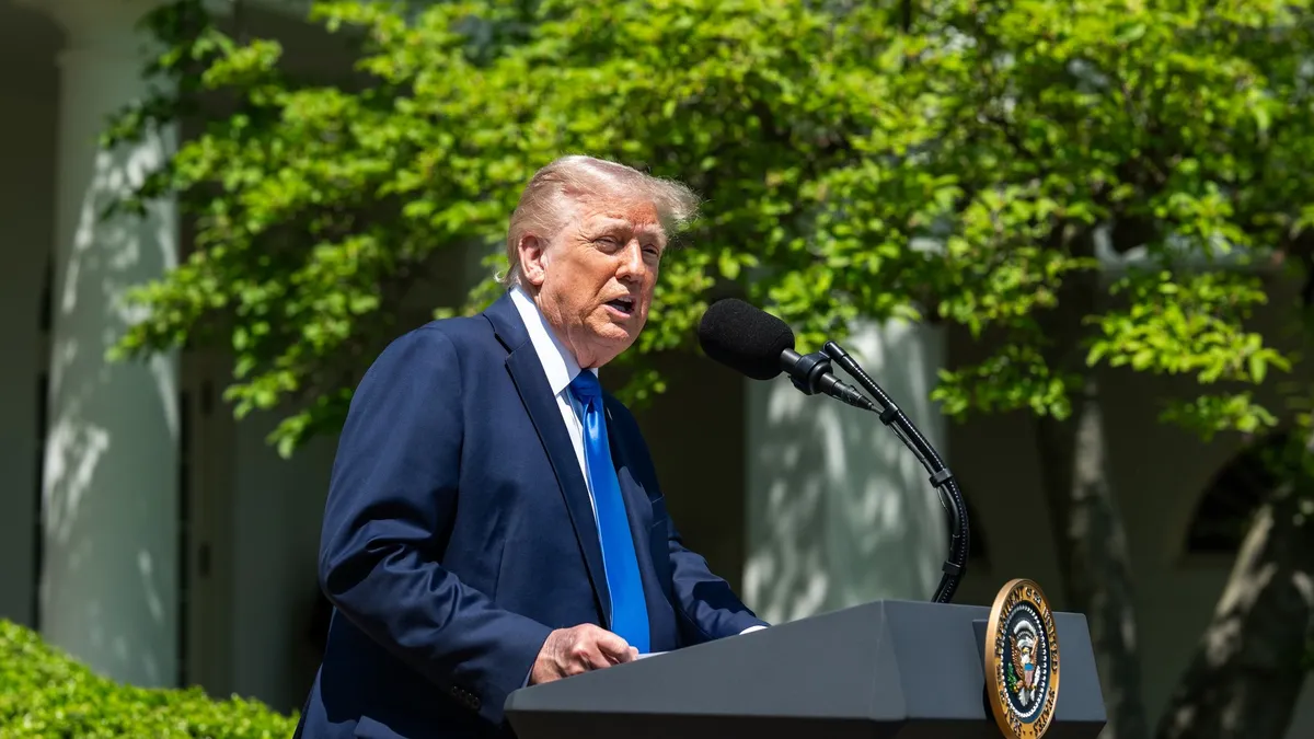 Moody’s retrage ratingul AAA pentru SUA (sursa: Facebook/The White House)