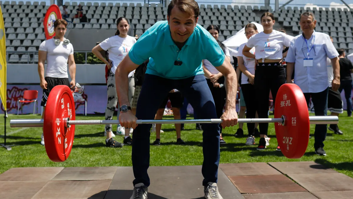 Ivan arată dezastrul de după Burduja Foto: Inquam/Octav Ganea