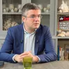 VIDEO Invitat la podcastul „Cum e, de fapt?”, ministrul USR al Economiei, Irinel Darău, îi cere lui Bolojan să elibereze Brașovul de Scripcaru și Veștea