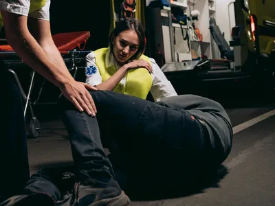 Cum acorzi primul ajutor unei persoane care leșină (sursa: Pexels/Mikhail Nilov)