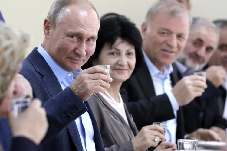 Putin, enervat că generalii s-au apucat de băut Foto: Kremlin.ru